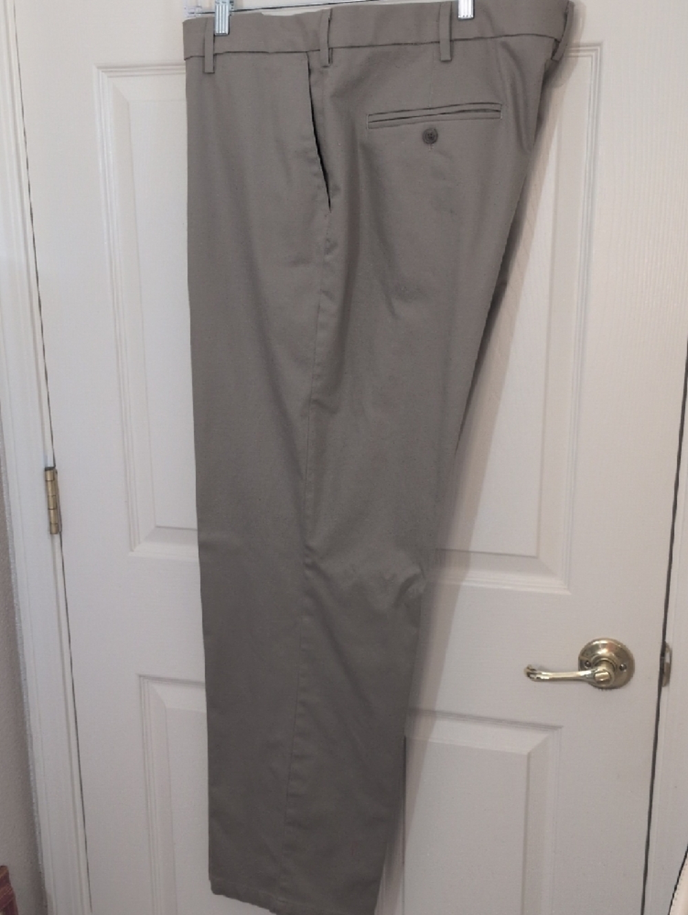 Dockers Men's, Signature Khaki, Relaxed Size 42/34 - Picture 4 of 10
